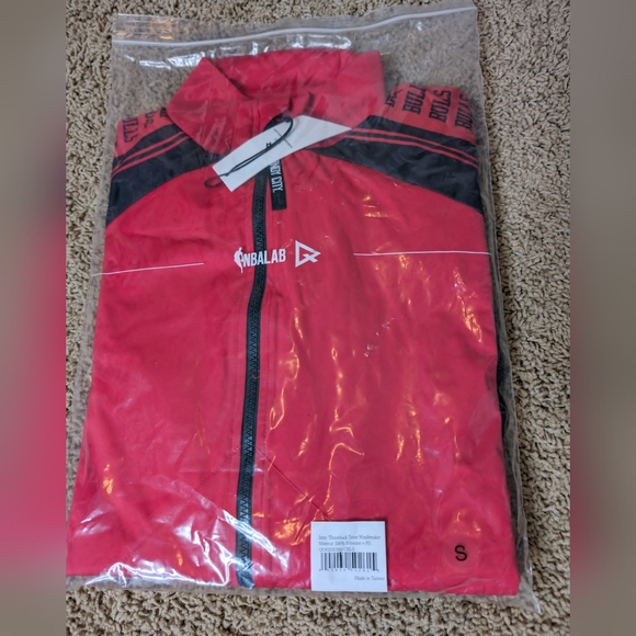 NWT Officially Licensed Chicago Bulls Throwback Team Jacket - Picture 7 of 9
